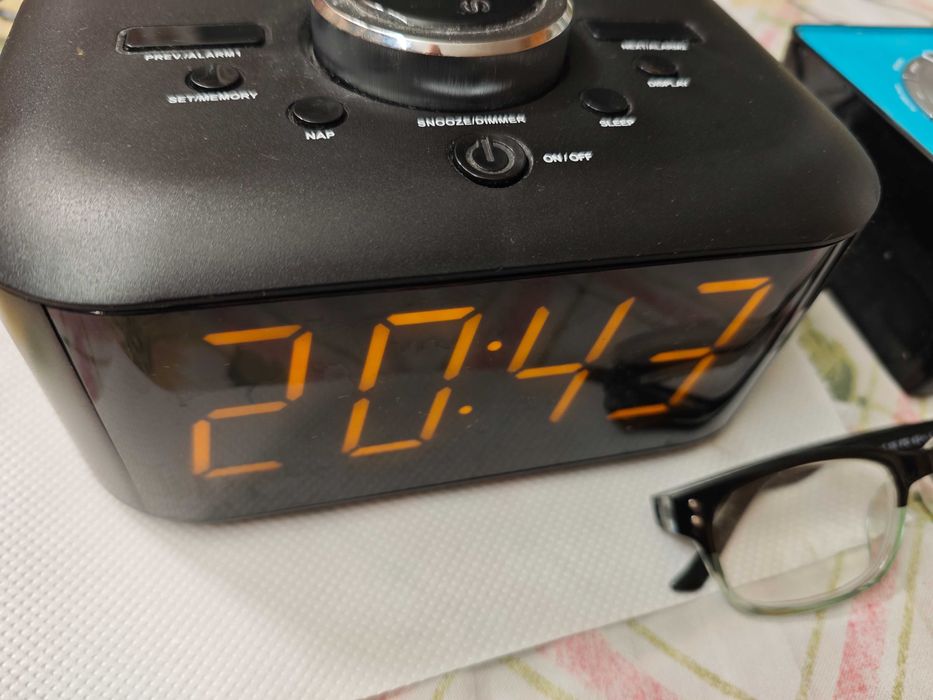 Часовник за спалня, хол или кухня с радио, аларма и прожекция