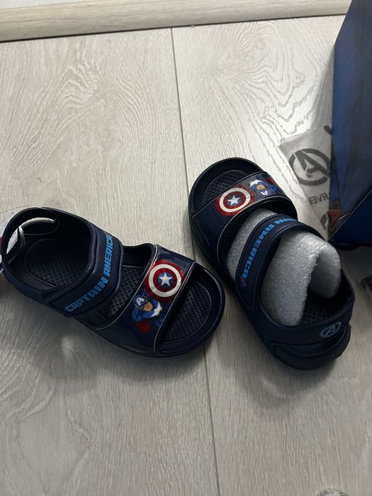 Sandale Avengers NOI cu eticheta copii marimea 26 (15 cm in interior)