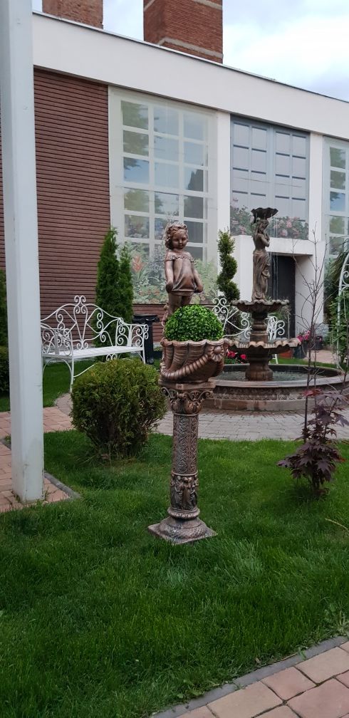 ghiveci flori/jardiniera flori/statueta gradina/ornament gradina/