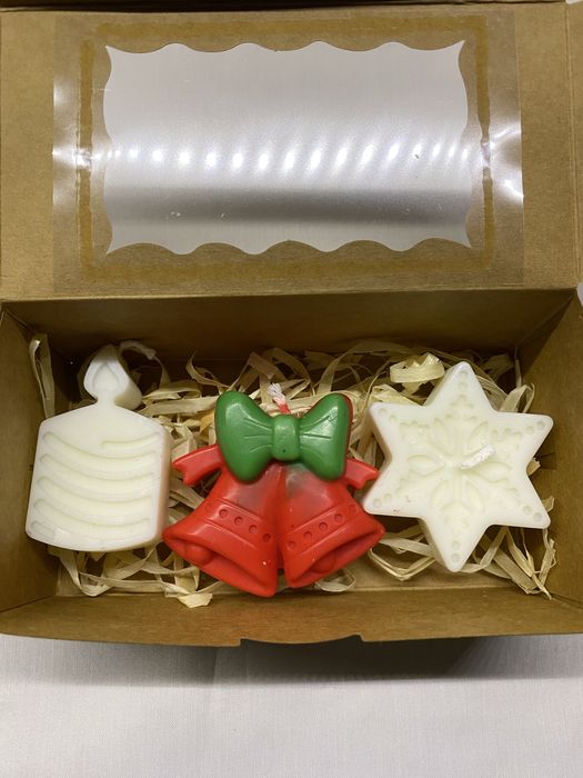 Ароматен букет от соеви свещи и коледни подаръци