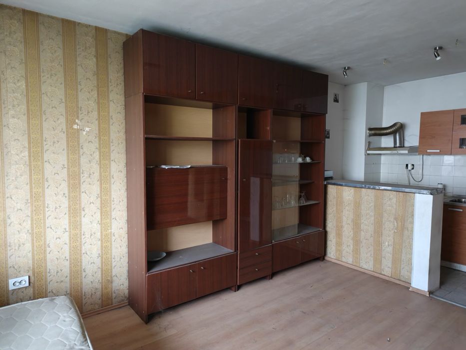 Дървено работно бюро, ракла, рамка за легло и секция