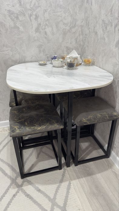 Стол и 4 табуретки б/у