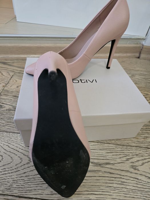 Дамси обувки с висок ток носени еди път