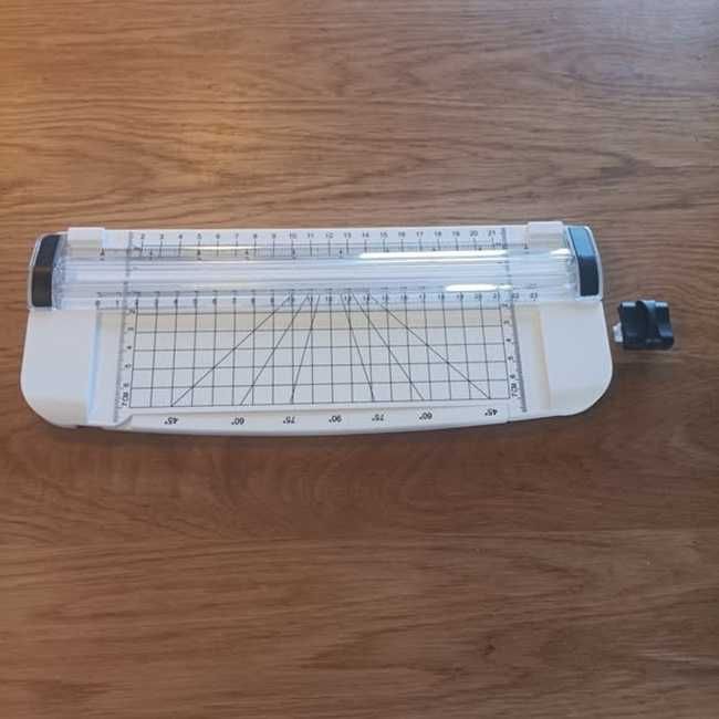 НОВА! A5 мини гилотина за хартия – прецизен и безопасен ротационен нож