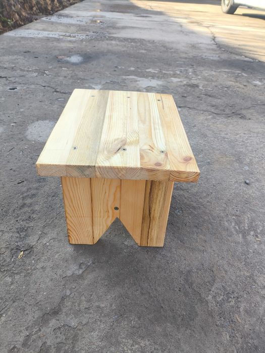 Табуретка из чистого дерева