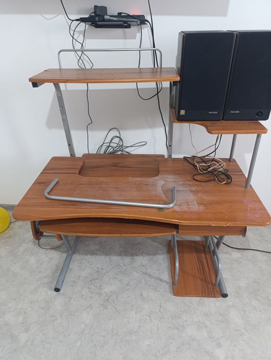 Продам срочно б/у компьютерный стол