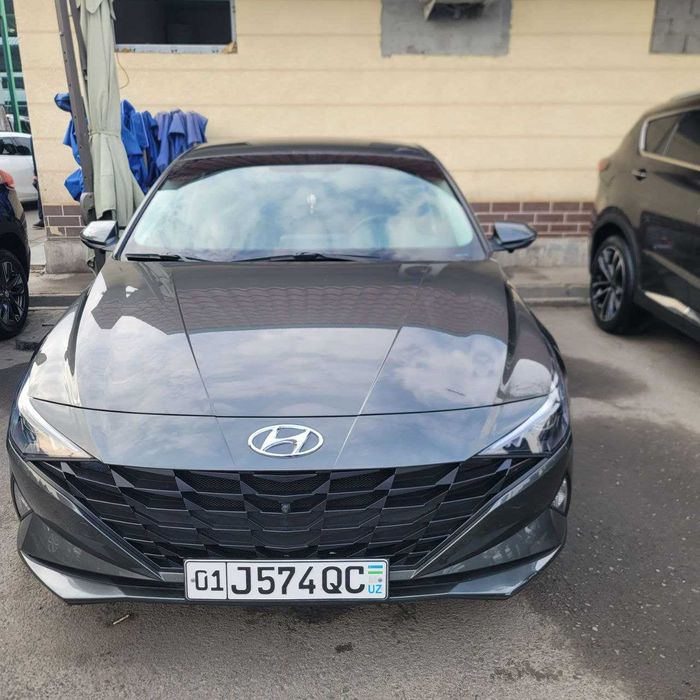 Hyundai Elantra сотилади.
