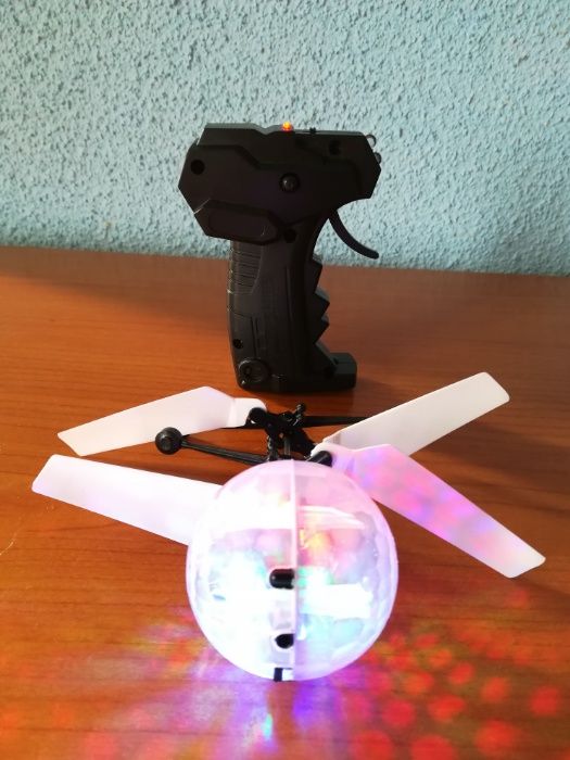 Bila disco zburatoare "Powerful levitating sphere"