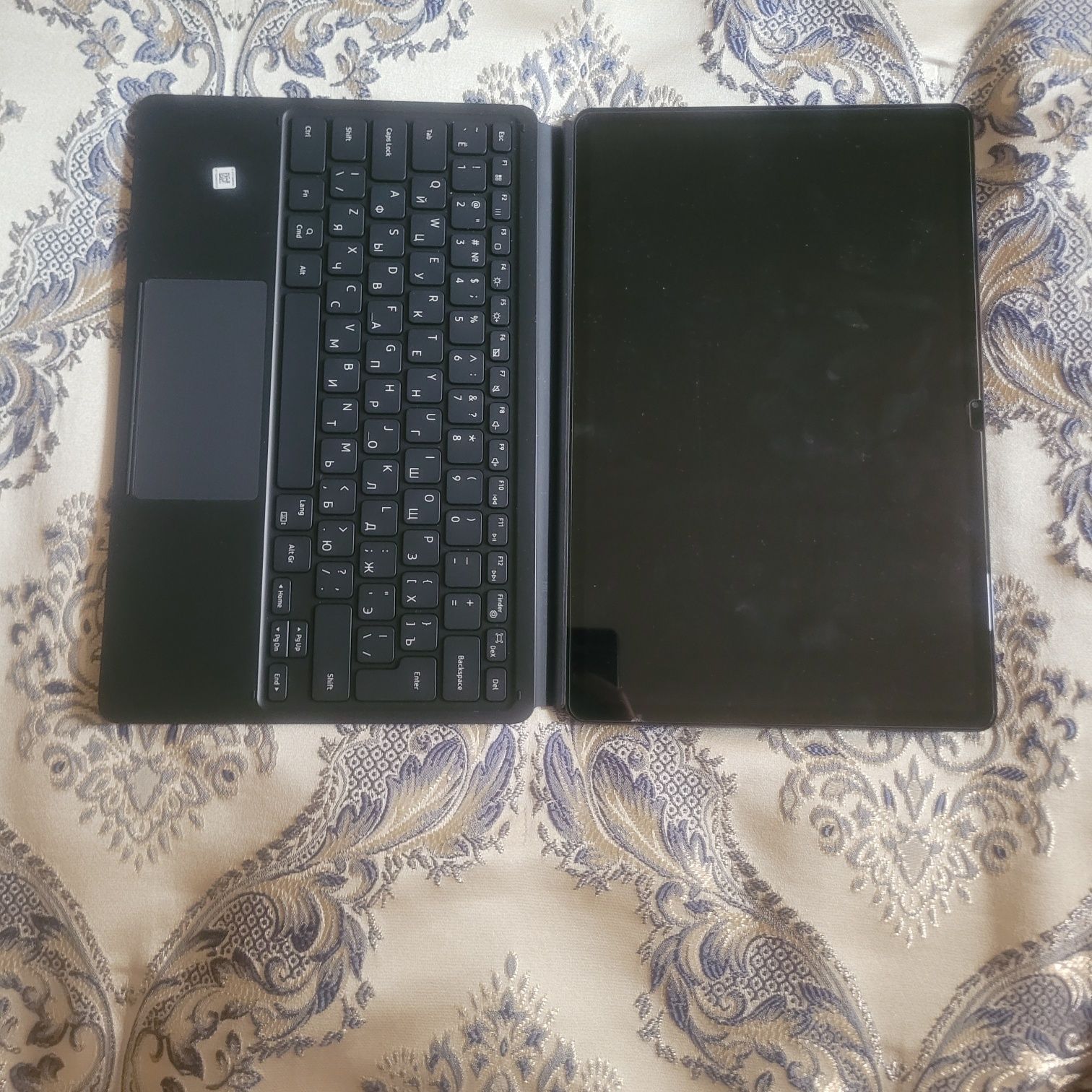 Планшет и чехол-клавиатура Samsung Galaxy Tab S7+