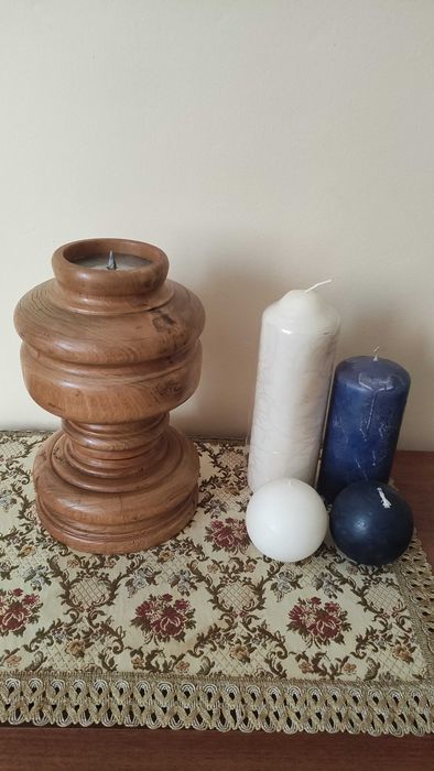 Огромен тежък стар свещник от масивно дърво подсилен с метал