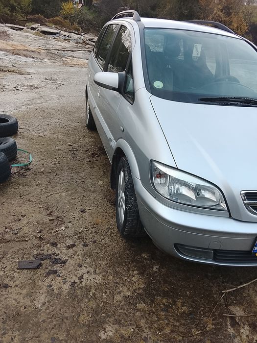 Продавам Опел Зафира