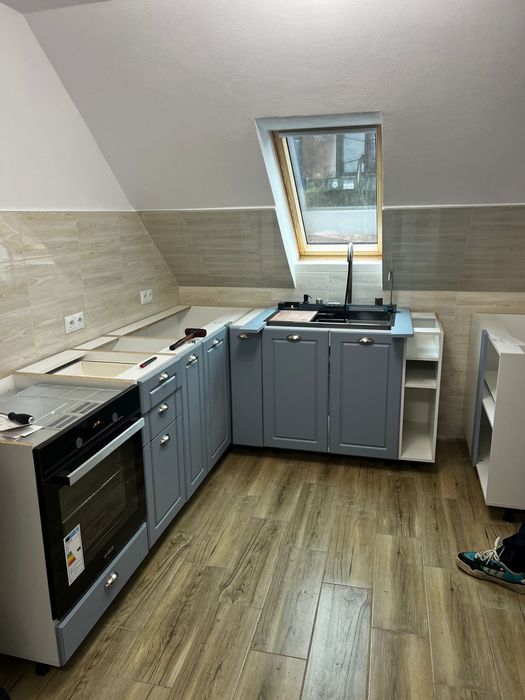 Execut montaje de mobilier pentru interior/exterior.