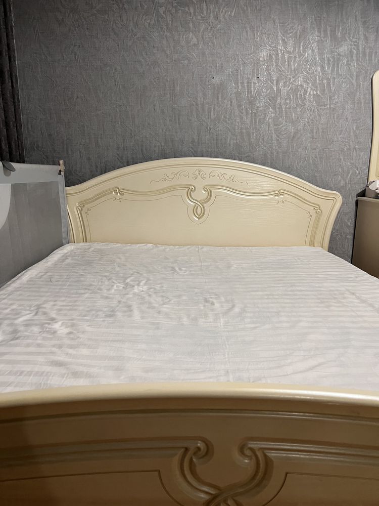 Двуспальная кровать с матрасом.