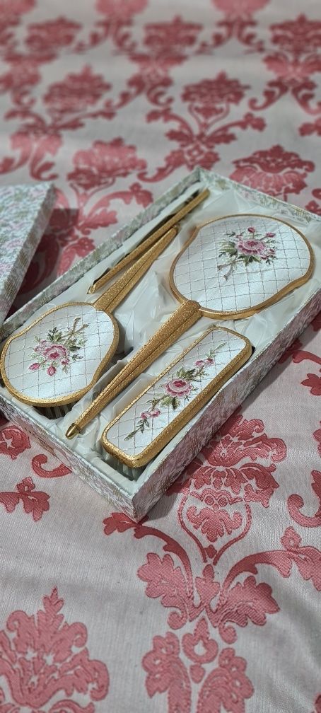 Vanity set vintage- UK- oglinda, perie