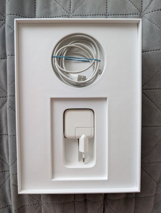 iPad (6th generation) - WiFi 
Памет - 32 GB, RAM - 2GB 
Екран -