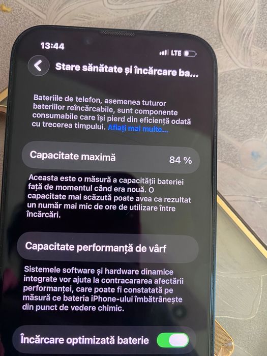 Vând iPhone 14 are și cutie