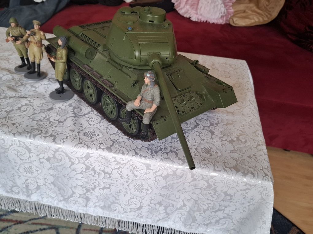 Tank machetă(cu led si baterii)