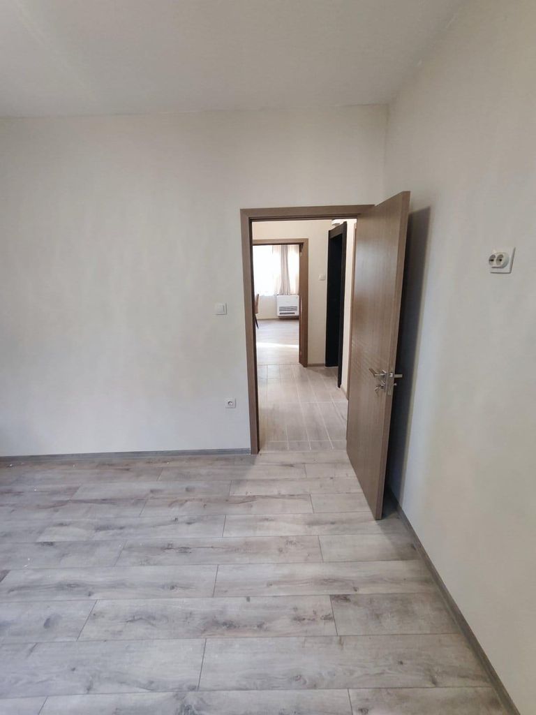 Дава се под наем Етаж от къща в Пловдив, Център - 110 кв.м за 900 € - Снимка #7