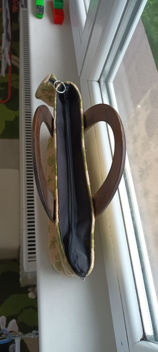 Vând geanta cu mânere din lemn