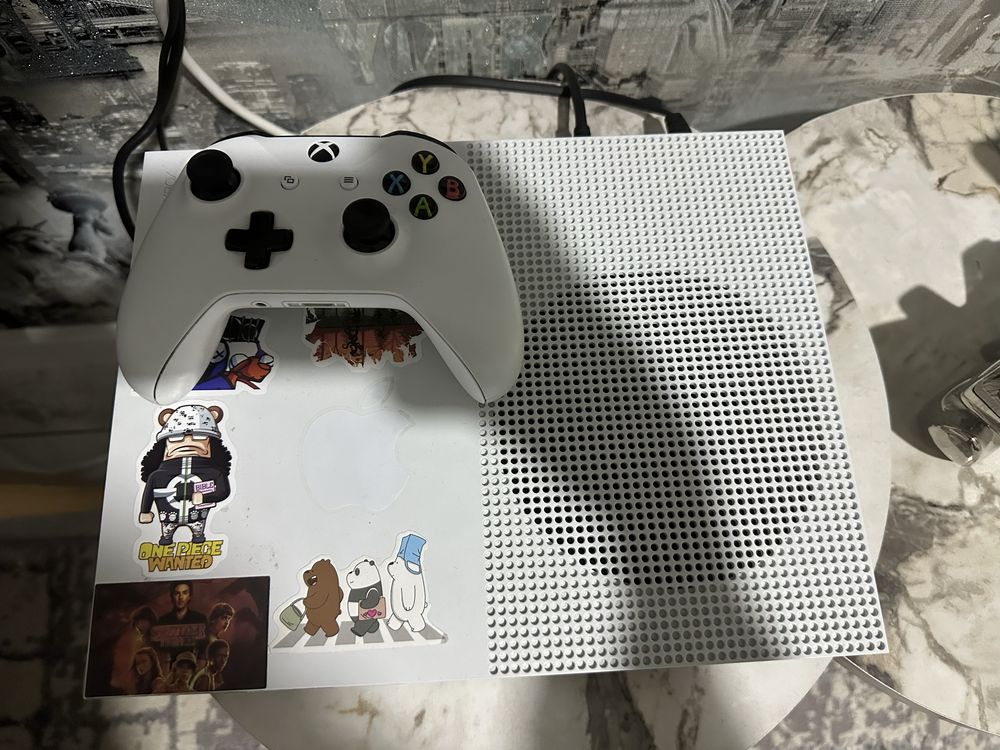 Продаю xbox one s 1TB с киберпанком срочно