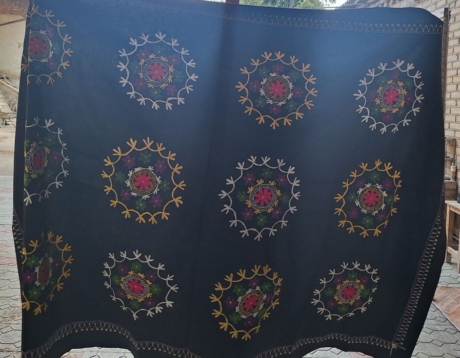 Национальные вышивки.