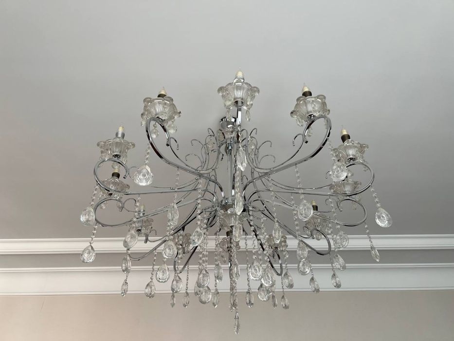 Люстралар сотилади.