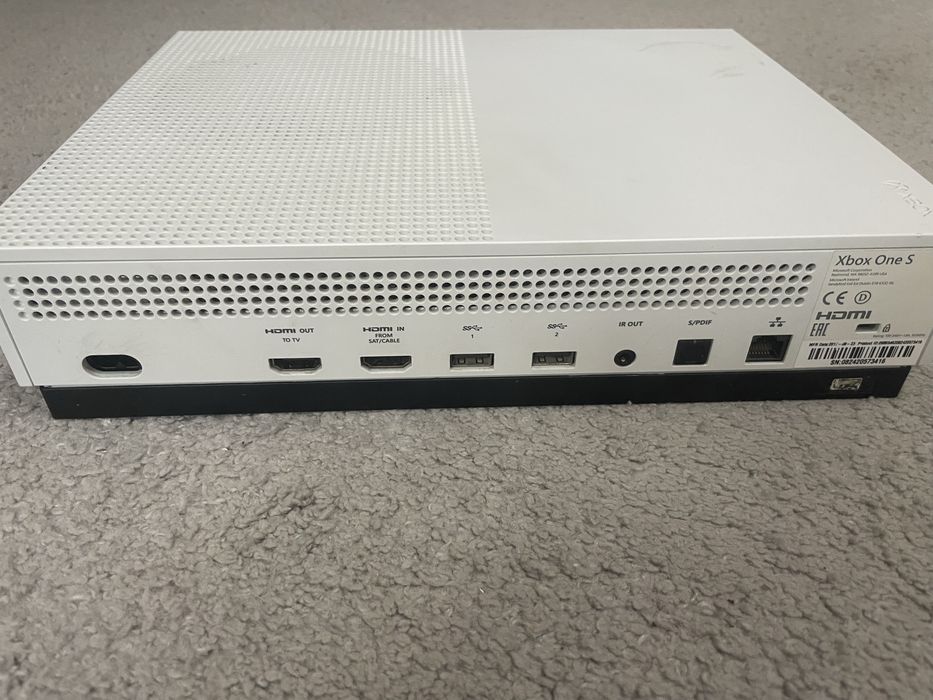 Vand xbox one S,2 manete plus jocuri