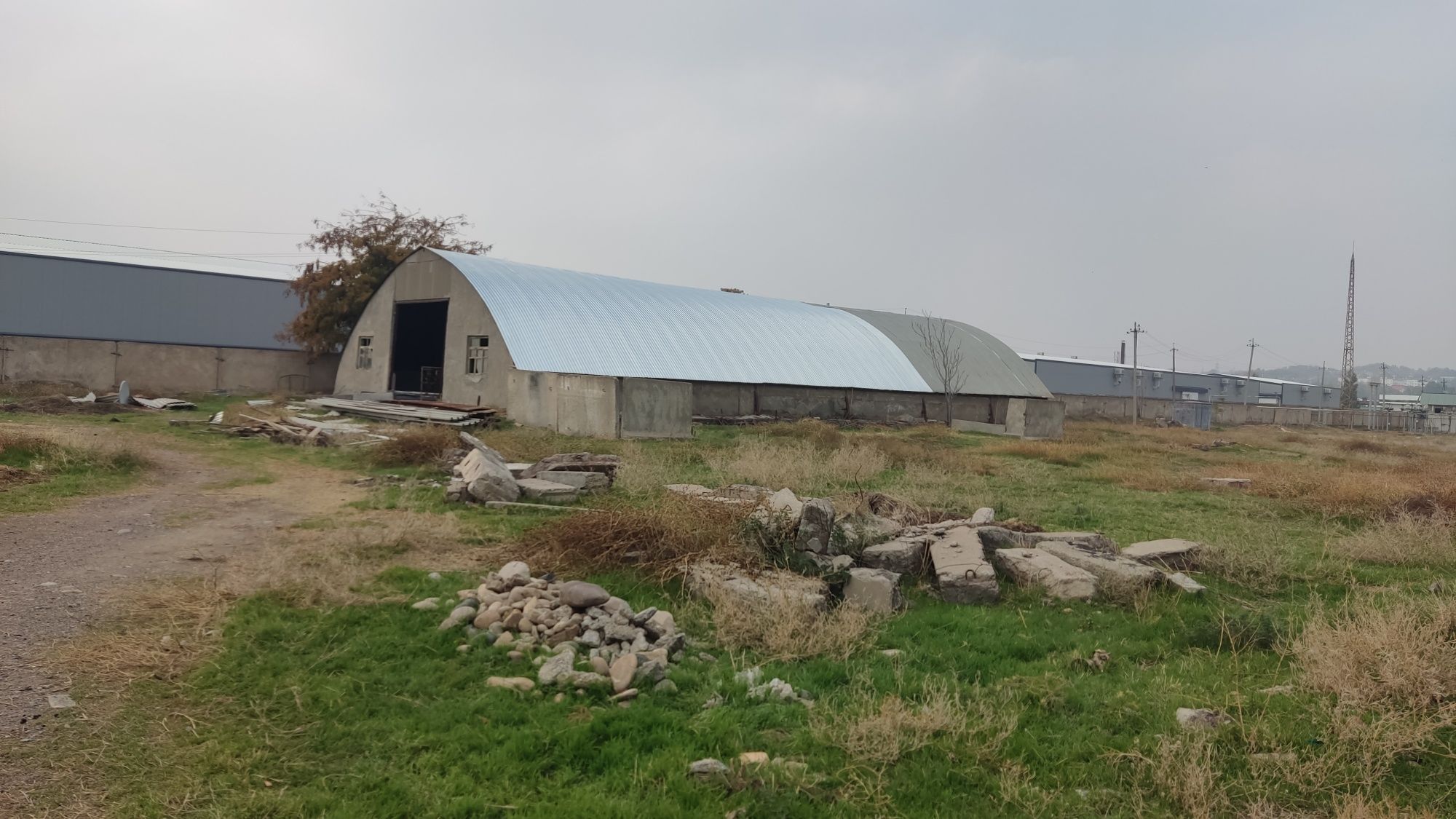 Сдаётся производственно-складское помещение в Чирчике (Промзона)