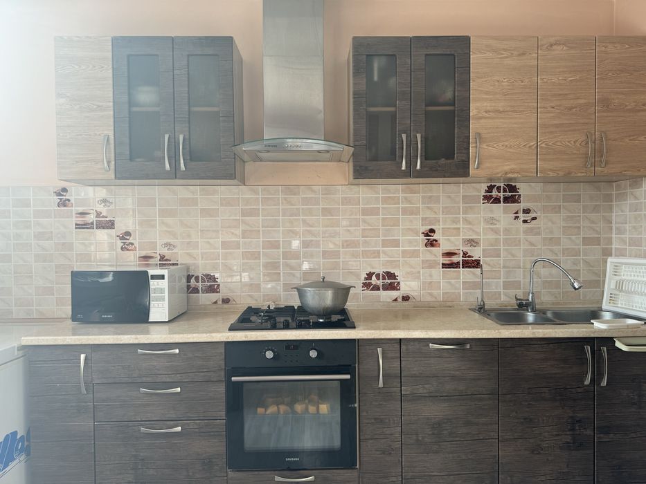 **Продам кухонный гарнитур в отличном состоянии**