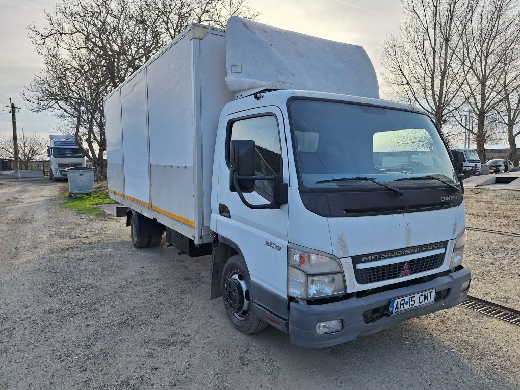 Autoutilitară Mitsubishi Fuso Canter, model 3C13, detarat la 3,5 tone.