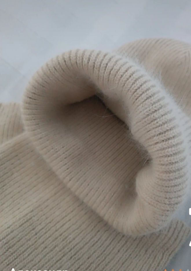 Продам новый зимний комплект из шапки и снуда