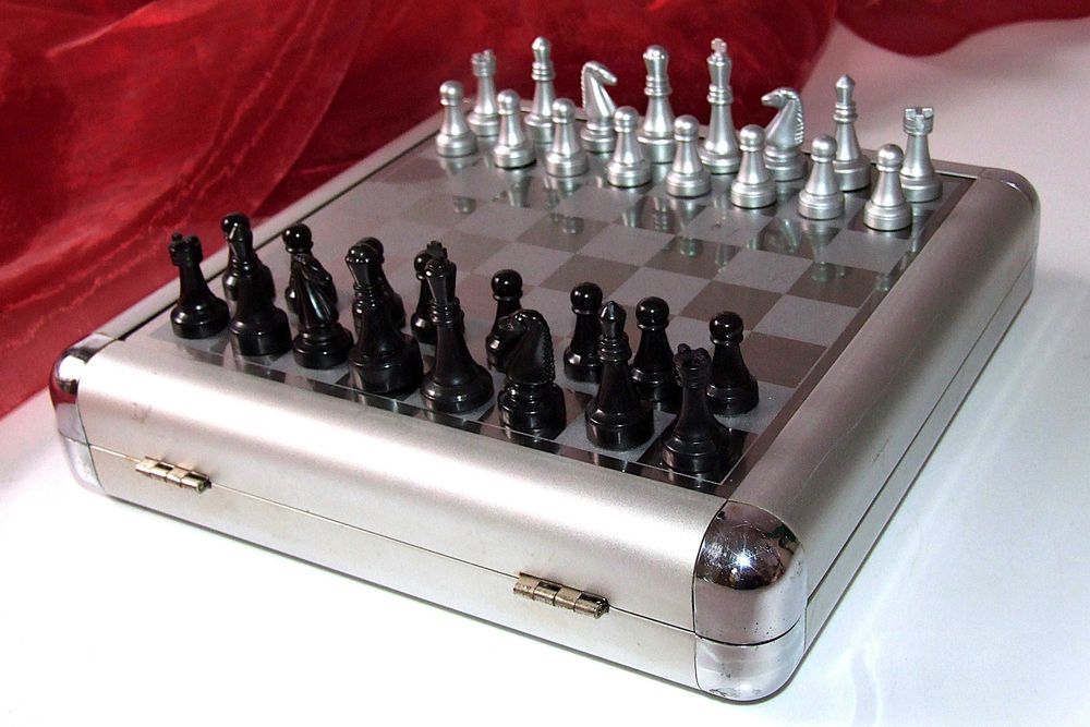 Table, Sah, Dame (3 in 1), piese magnetice BROOKSTONE, ideal calatorii