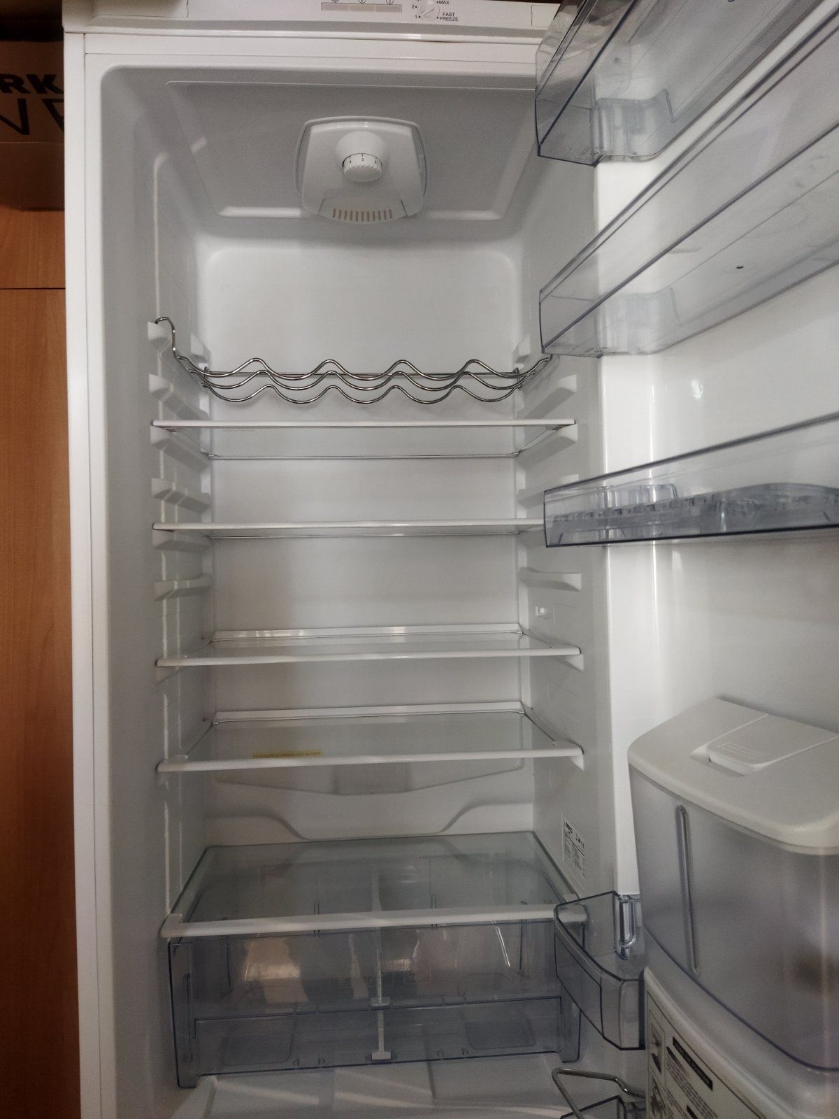 Продавам Хладилник Beko