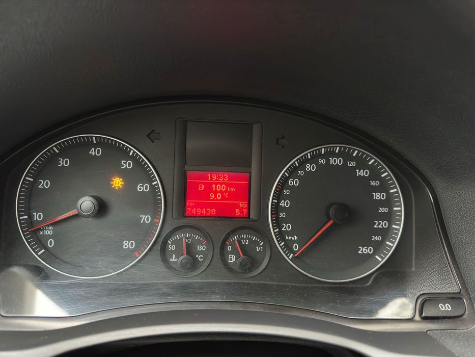 Vând  Volkswagen Golf 5 1.6