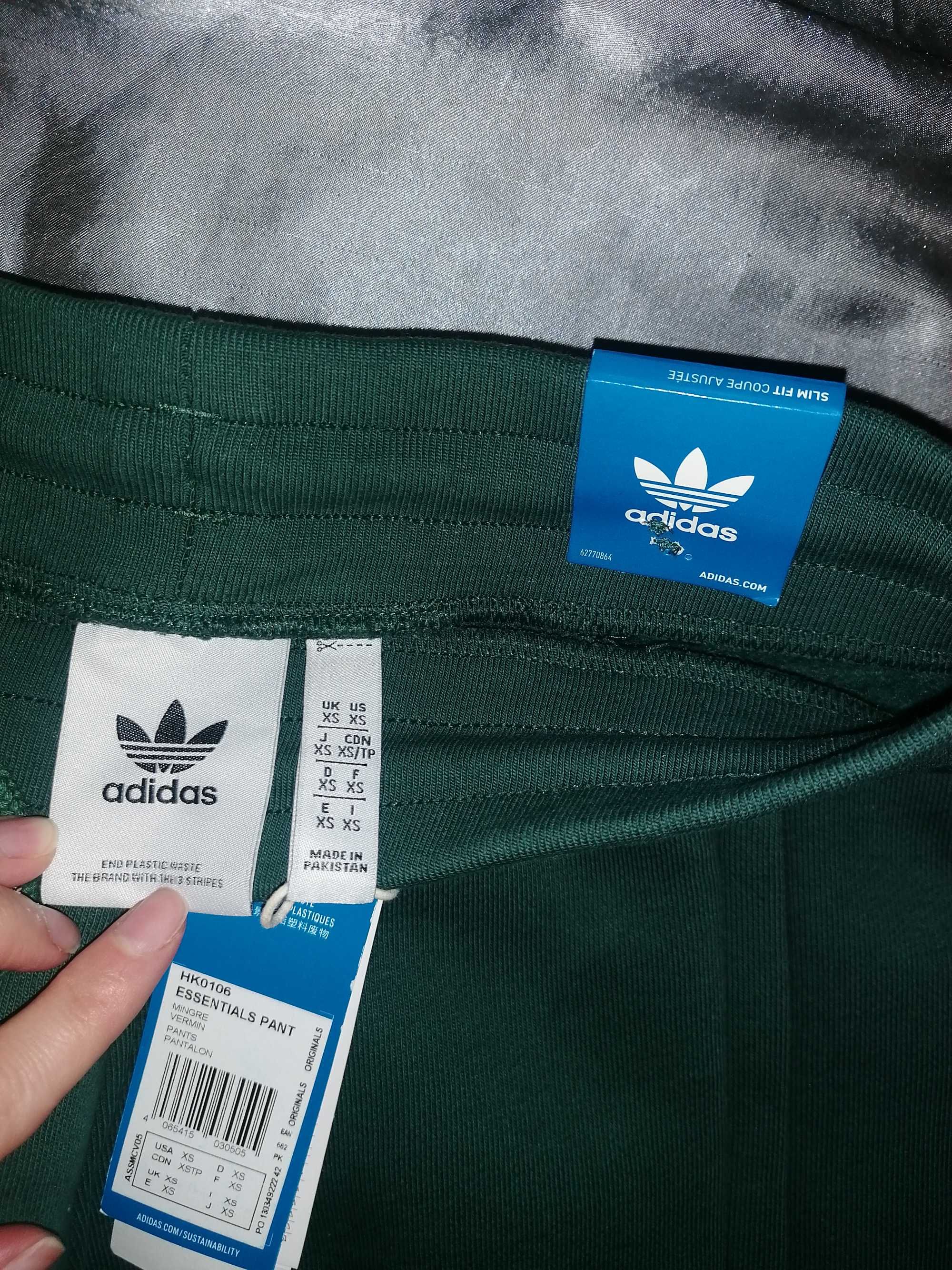 Pantaloni Adidas noi originali vătuiti xs