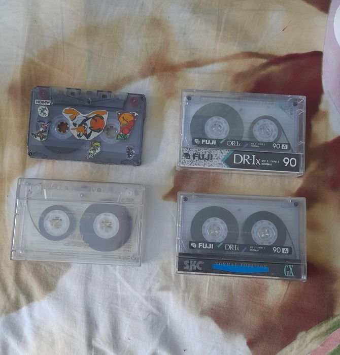 Срочно.Чистые аудио кассеты,2шт и с музыкой 80-х, 2шт.Работают хорошо