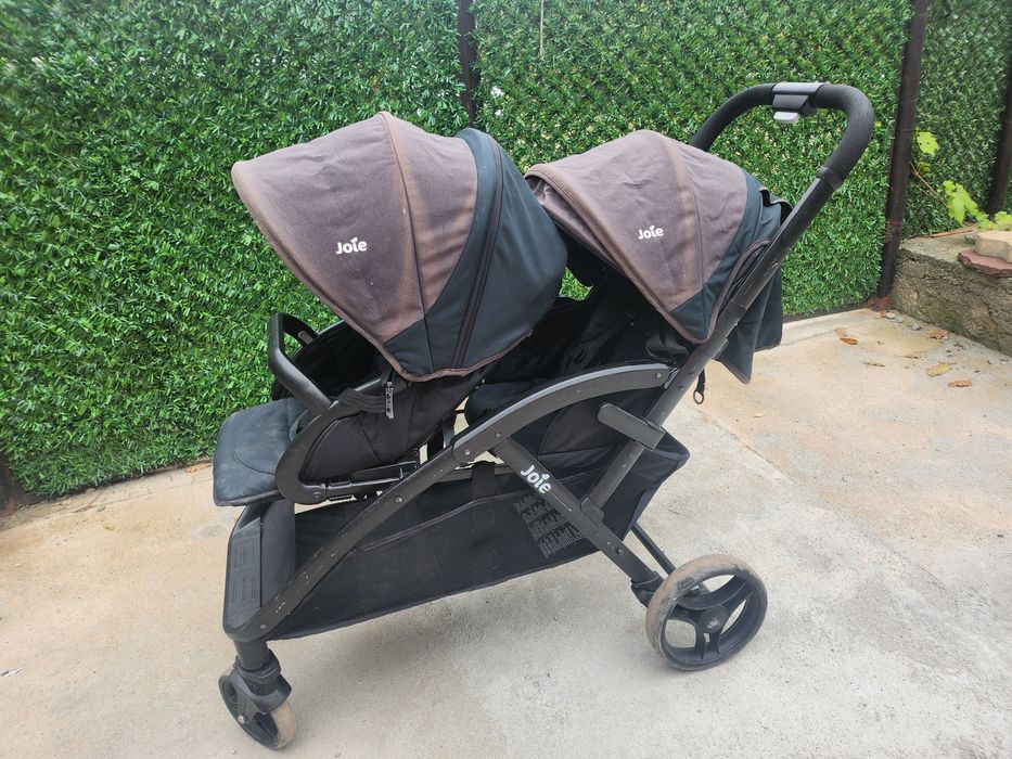 Количка за близнаци