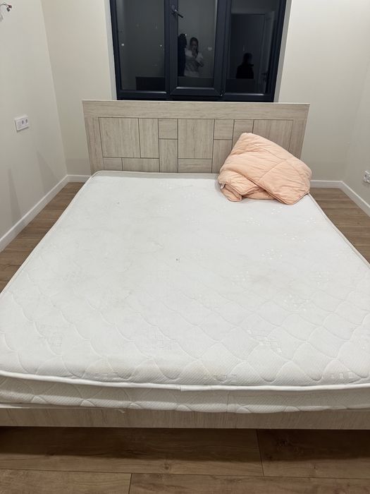 Кровать в отличном состоянии , вместе с матрасом