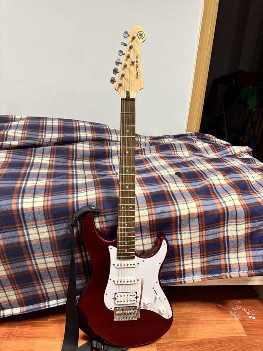Электрогитара Yamaha Pacifica 012 цвета Red Metallic