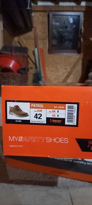 Vând bocanci cu bombeu metalic noi,diverse modele nr 41,42