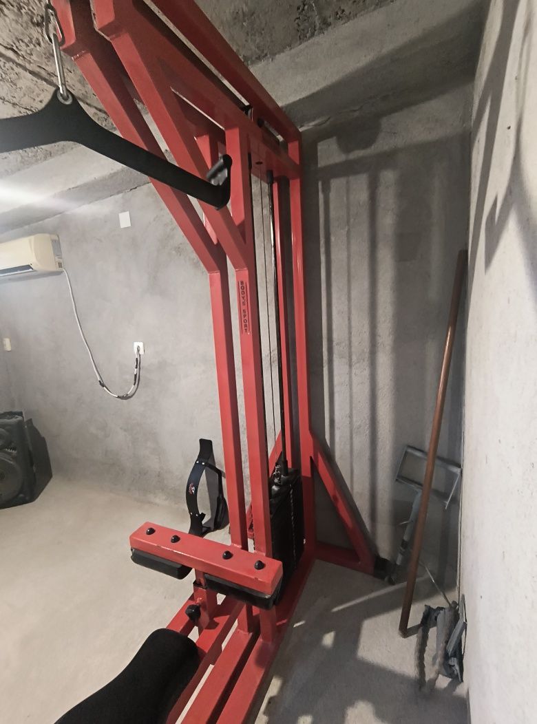 Скрипец горен, lat Machine - body sport