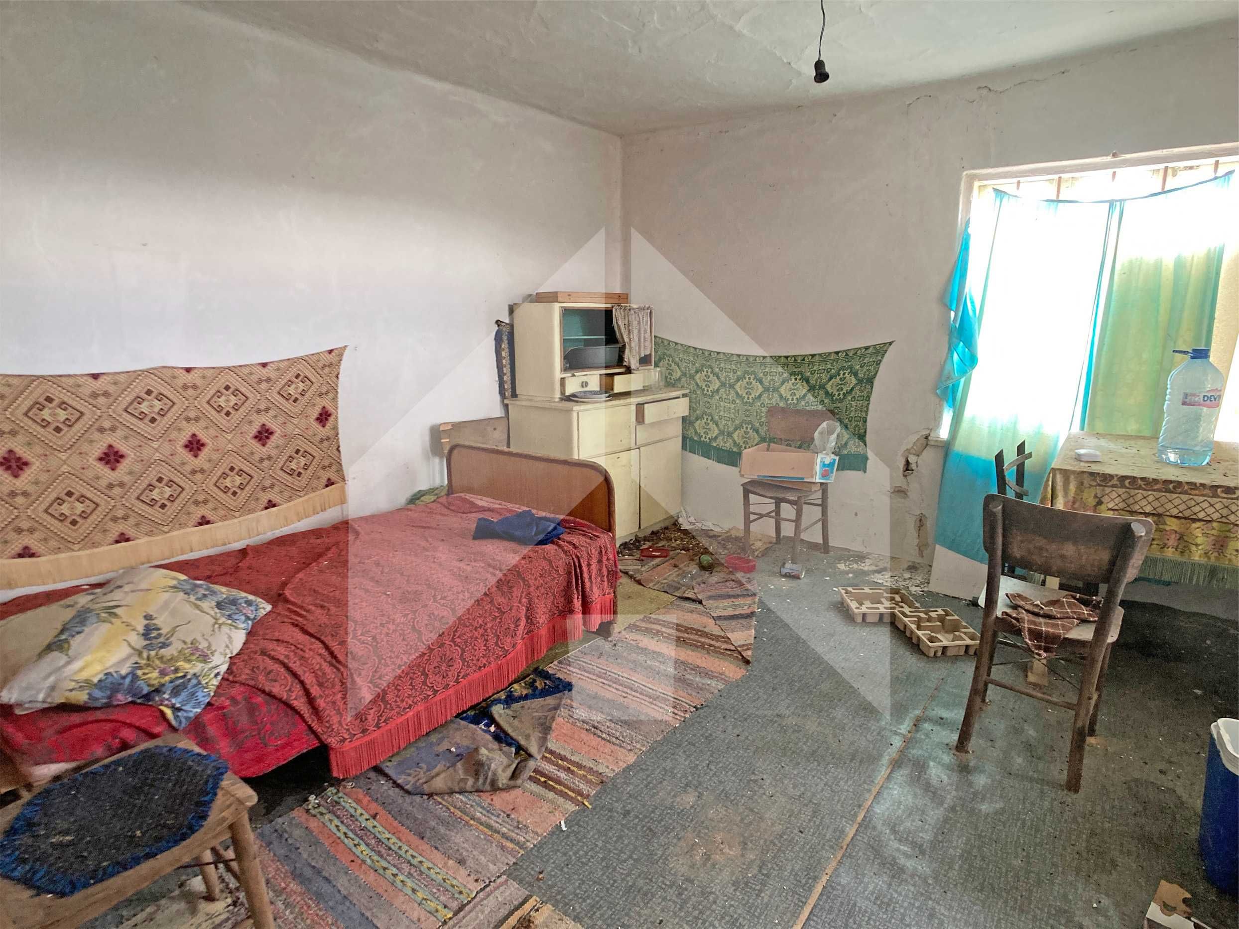 Продава тухлена селска къща в ЕКО село Беджене, община Нови пазар.