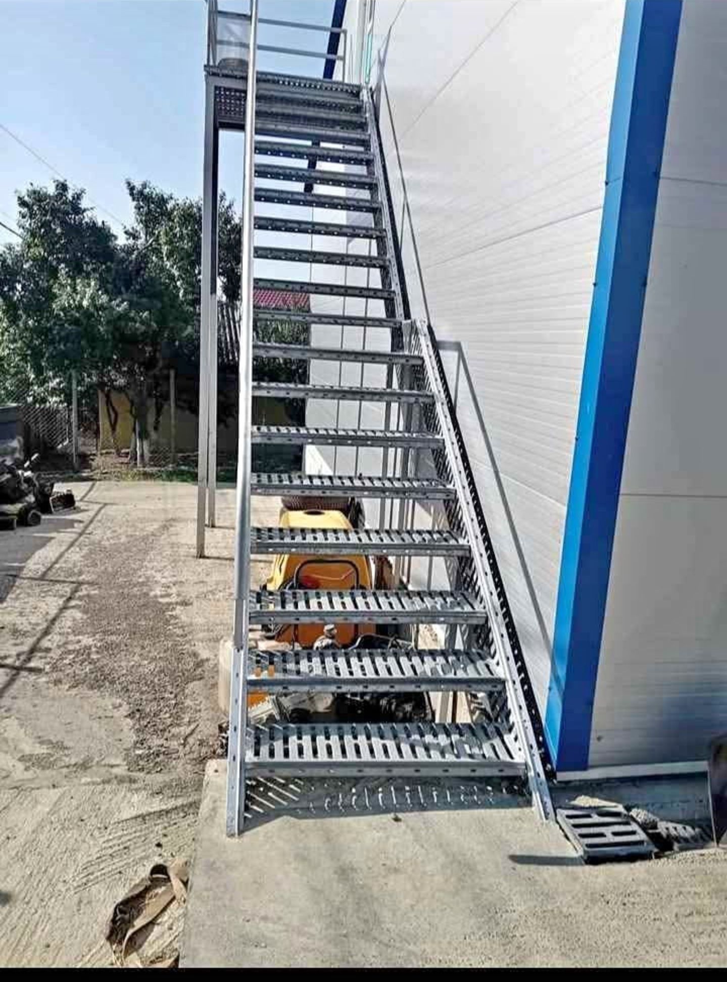 Confectionam scarii metalice zincate exterioare și pentru incendii , p