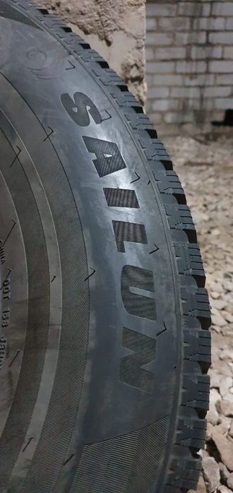 Продам комплект зимней шипованной резины. 275/70/16