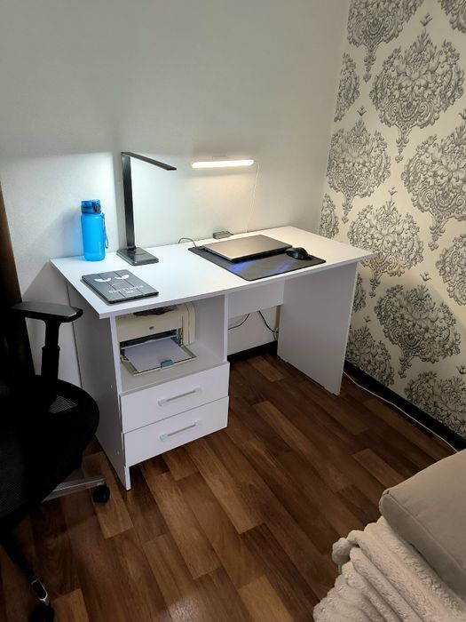 Стол письменный белый