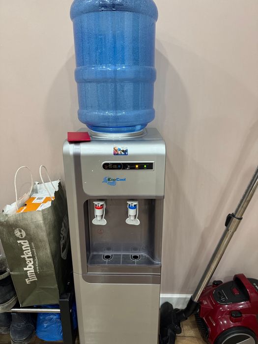 Продается диспенсер доя воды , в идеальном состоянии.