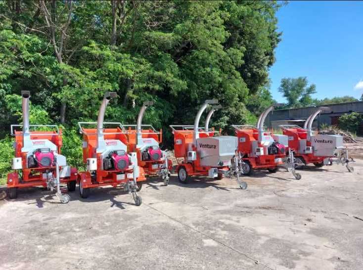 Tocator PROFESIONAL de crengi si lemn deplasabil cu motor 22 cai