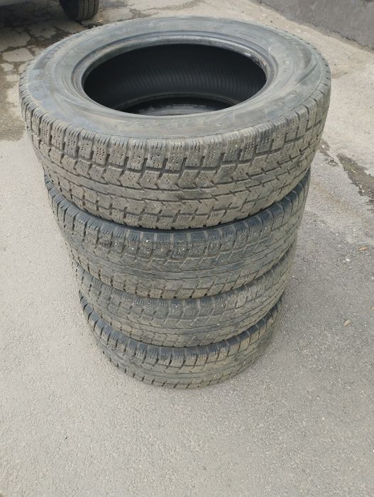 Резина на авто 215×65×16С  б/у зимняя