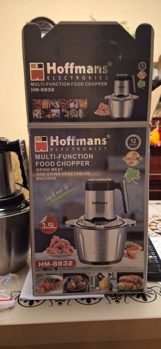 Vînd tocător cu 4 cuțite de inox.