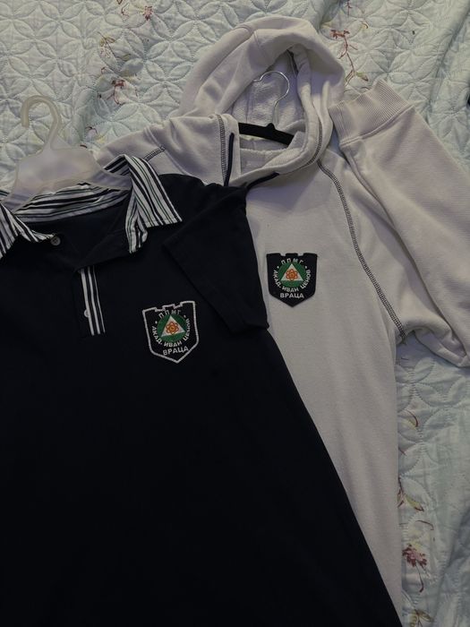 Униформа, тъмно синя тениска с яка и бяло худи